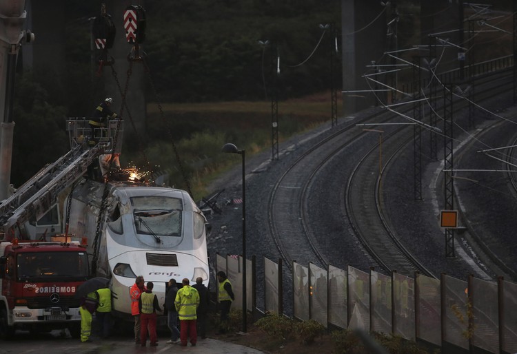 Train driver faces judge as Spain mourns crash victims