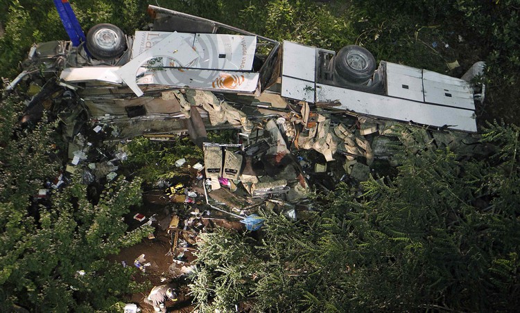 36 killed in Italy coach crash: rescue services