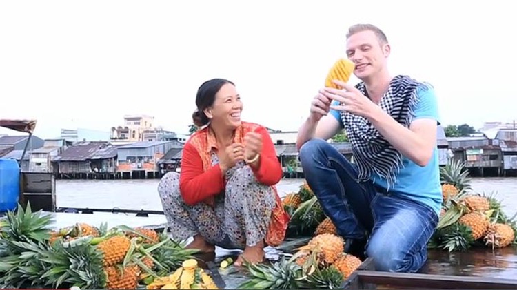 American singer showcases video on southern Vietnam