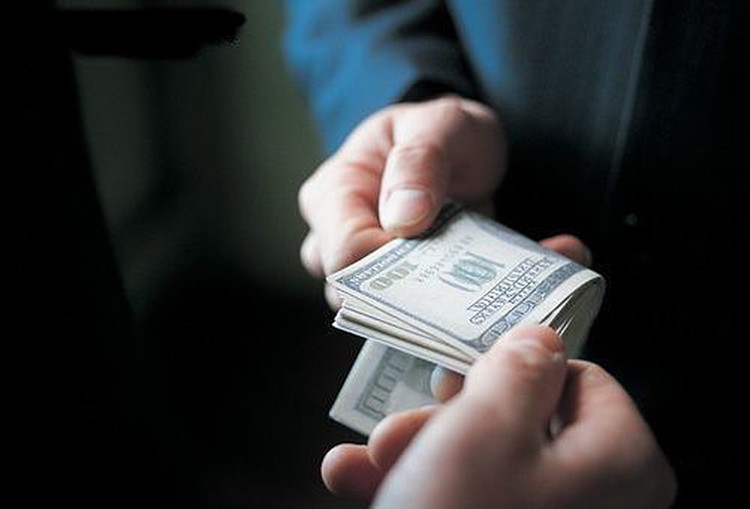 Reporter charged for taking bribe from bar owner