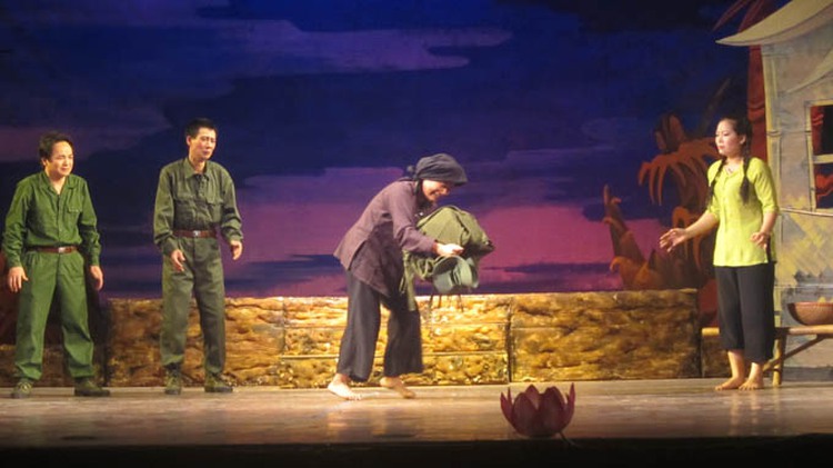 Traditional opera artists struggle to make ends meet