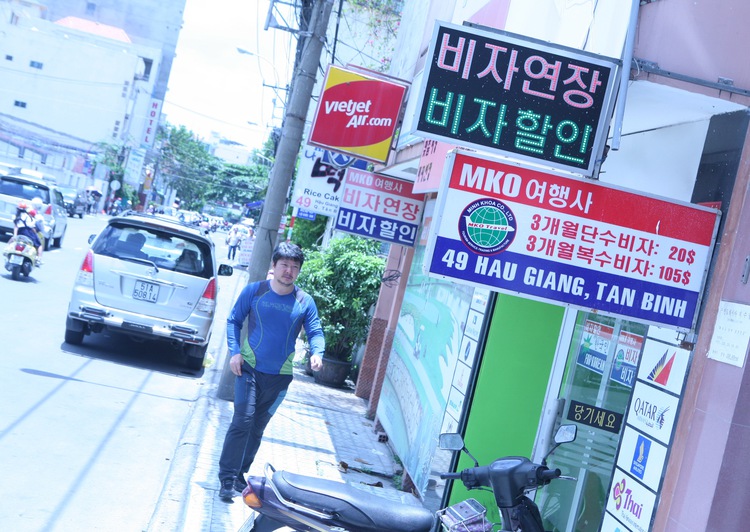 Authorities tighten control over foreign language shop signs