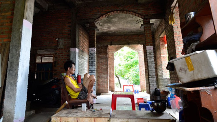 Is living in deserted villas a joy?