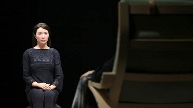 Japanese humanoid robot stars in Hanoi play