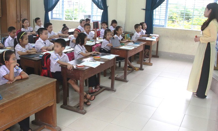 School mulls banning female teachers from donning short skirts