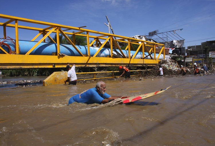 Looting hits Acapulco as Mexico storm death toll reaches 80