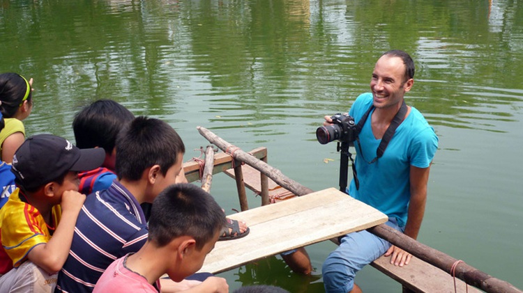 Italian filmmaker captures VN colors of life