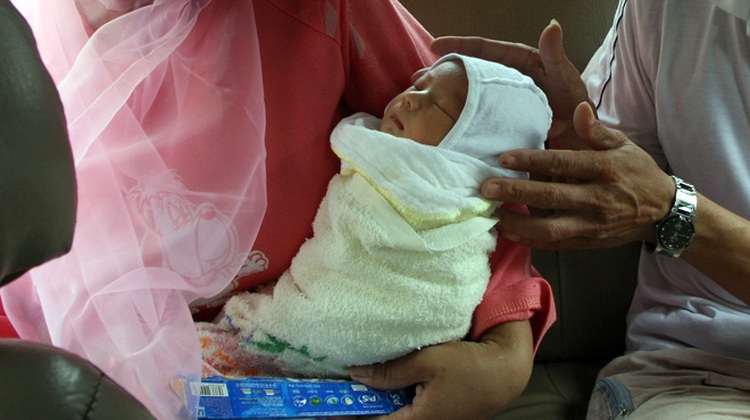 Vietnam intends to grant husbands paternity leave