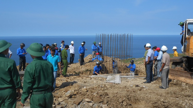 Flagpole of sovereignty built on island off Quang Ngai