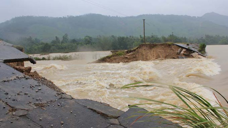 Typhoon aftermath: 3 dead, dams broken in Thanh Hoa, Nghe An