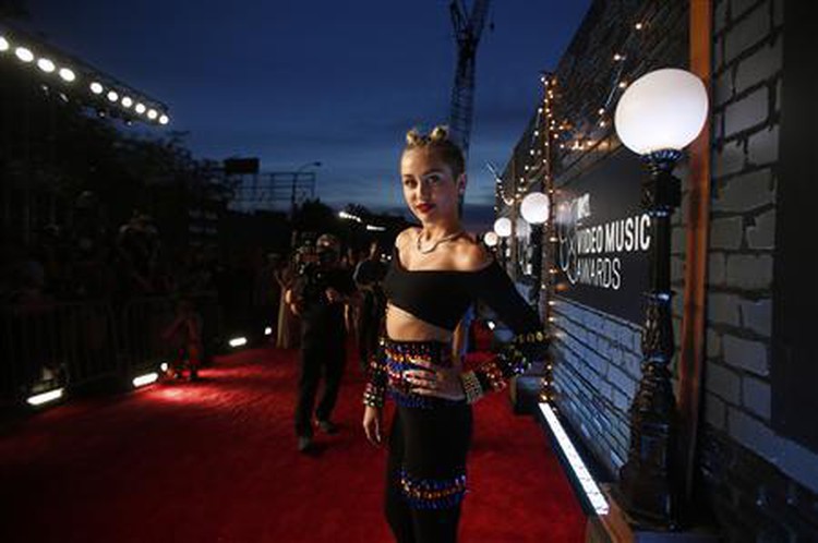 Miley Cyrus mocks "motherly" advice from Sinead O'Connor