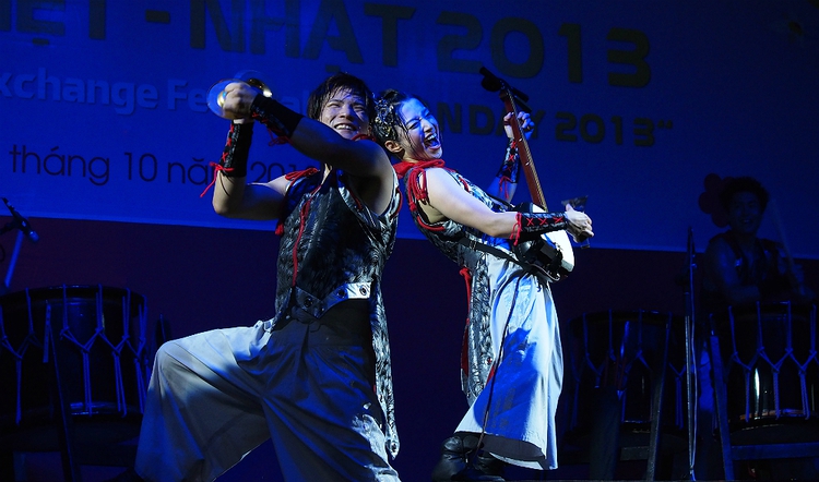 Feel the beat: traditional Japanese drummers wow Vietnam