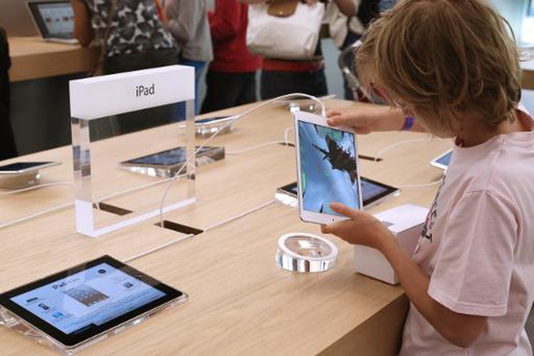 Apple shares top $600 ahead of stock split
