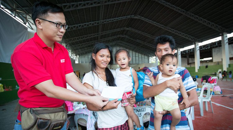 Tuoi Tre hands donations to Philippines