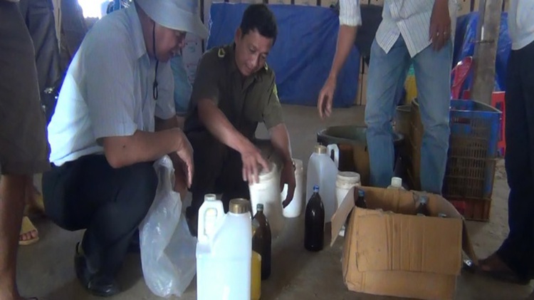 8 foreigners detained for soaking durian in dubious chemical