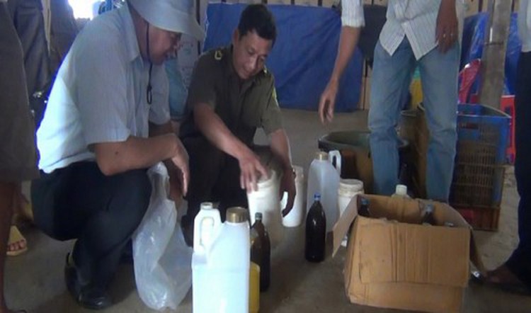 8 foreigners detained for soaking durian in dubious chemical