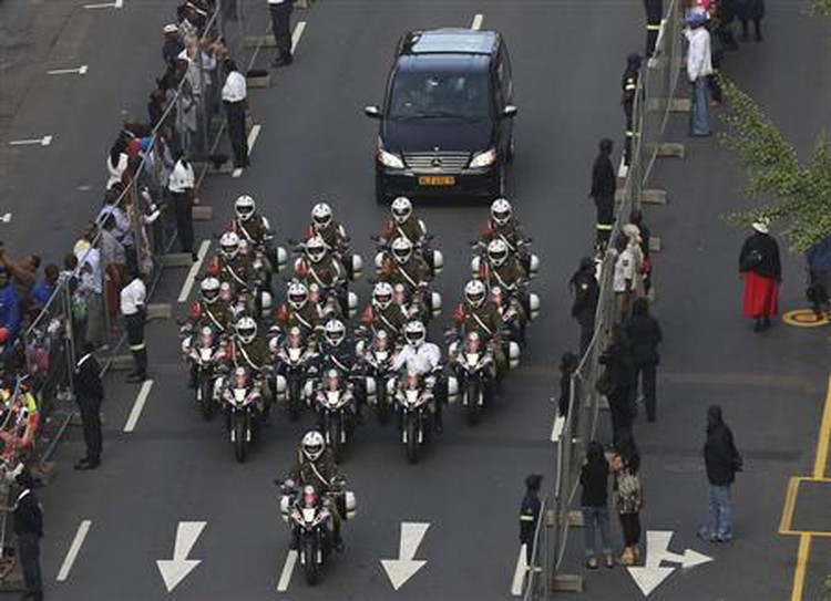 Thousands of South Africans queue to see Mandela lie in state