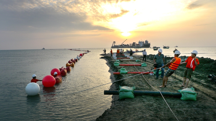 Photos: cable linking Phu Quoc with national power grid installed