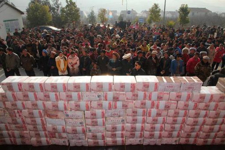China farmers build wall of cash with $2.2 mn payout