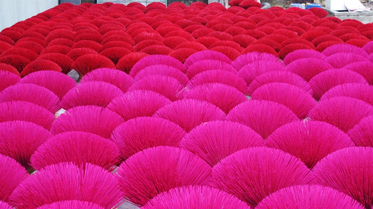Incense village steps up production for Tet (photos)