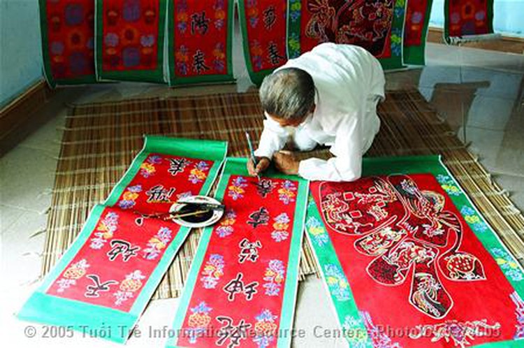 Purchase of Tet folk paintings a refined Vietnamese tradition