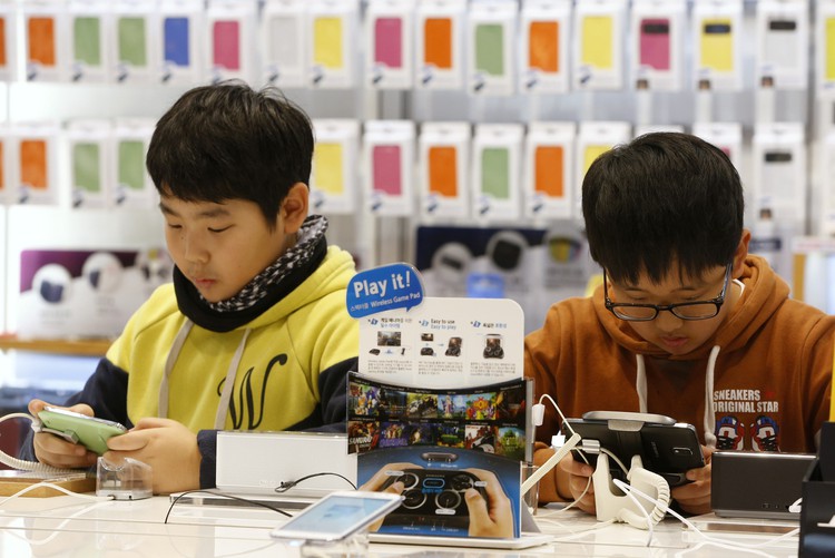 Smartphone sales top billion, Samsung leads: survey