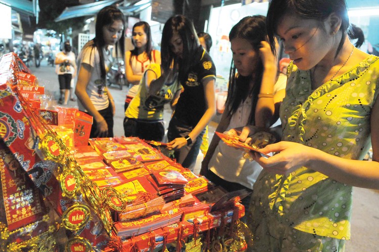 Tet custom: the gift of lucky money