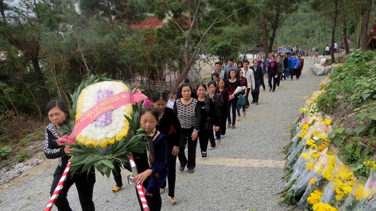 Pilgrims flock to Gen. Giap’s resting place on Tet