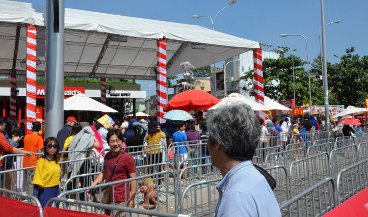 McDonald’s opens first restaurant in Vietnam [photos]