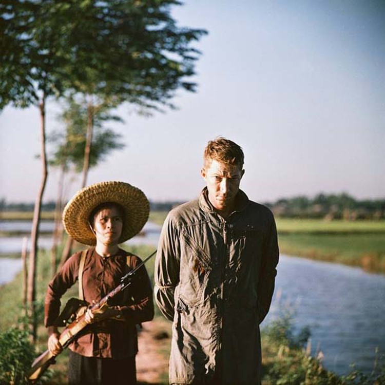 Photo of North Vietnam female guerrilla widely shared