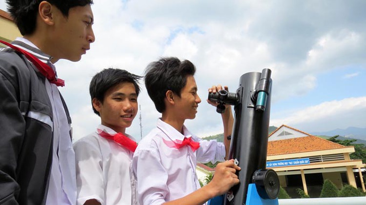 Vietnamese mid-teens make telescope from everyday objects