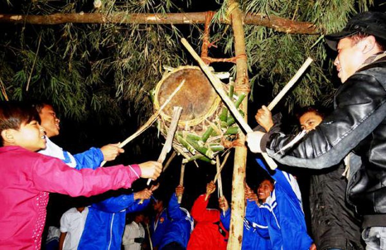 The drum skin ripping festival celebrates couples’ love (photos)