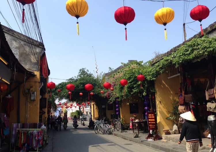 Foreign-made lanterns removed to preserve VN’s identity