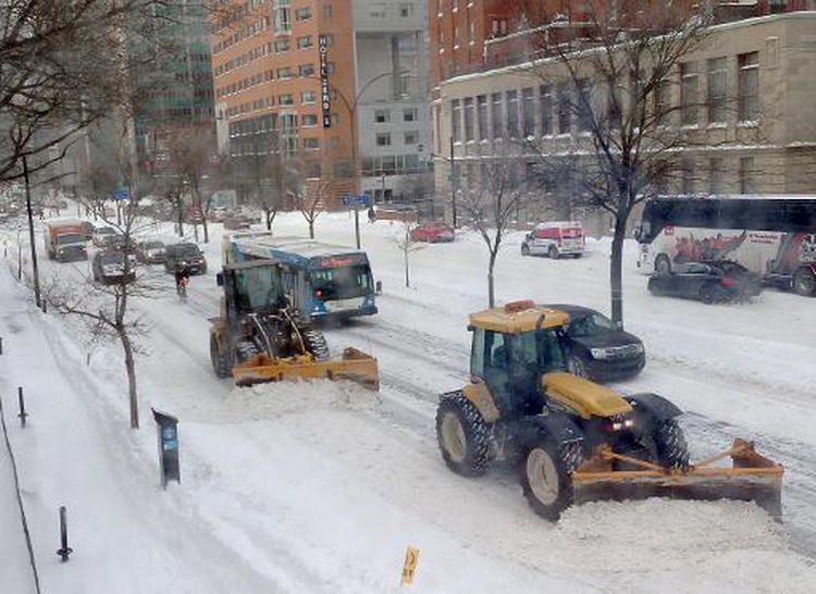 Snowstorm paralyzes eastern Canada