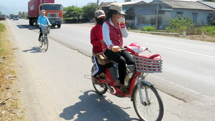 Schoolgirls slashed by strange men in Khanh Hoa