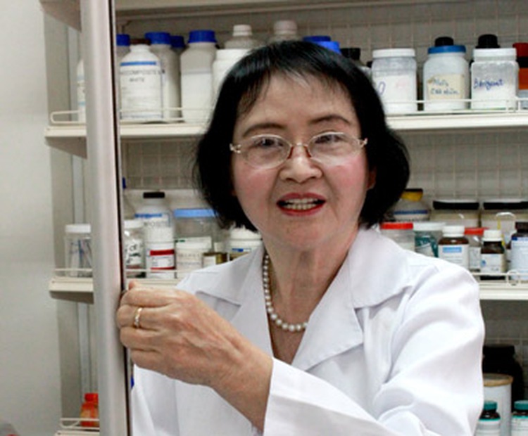 Female professor dedicated to science