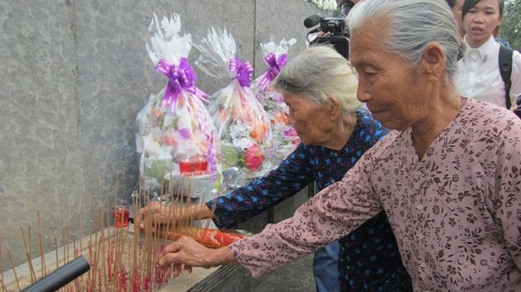 U.S. veterans pay respects to My Lai Massacre victims