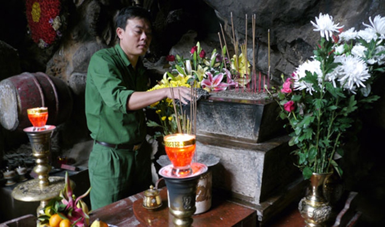 A sacred venue: the cave of eight women