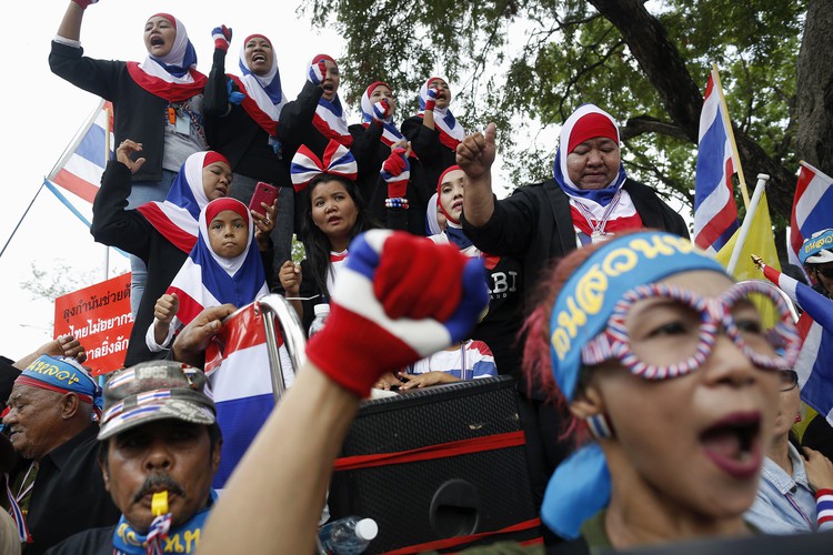 Thai protester killed, 4 wounded in shooting at anti-govt march