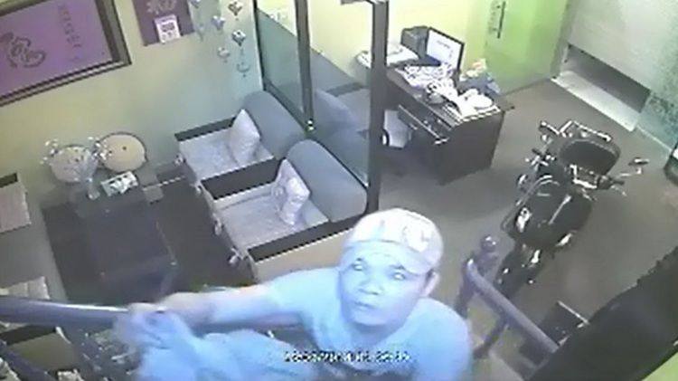 Vietnam burglar filmed stealing motorbike, 2 iPhone 5’s, 2 laptops