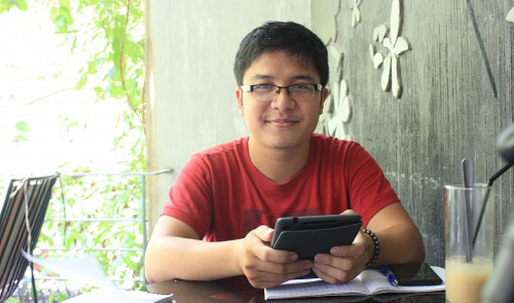 Multilingual Vietnamese advises English learners to start with listening