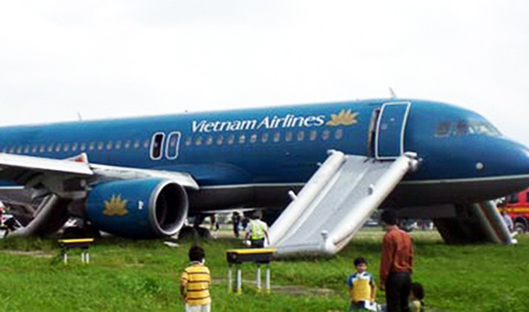 Vietnamese fined $470 for opening exit door on flight