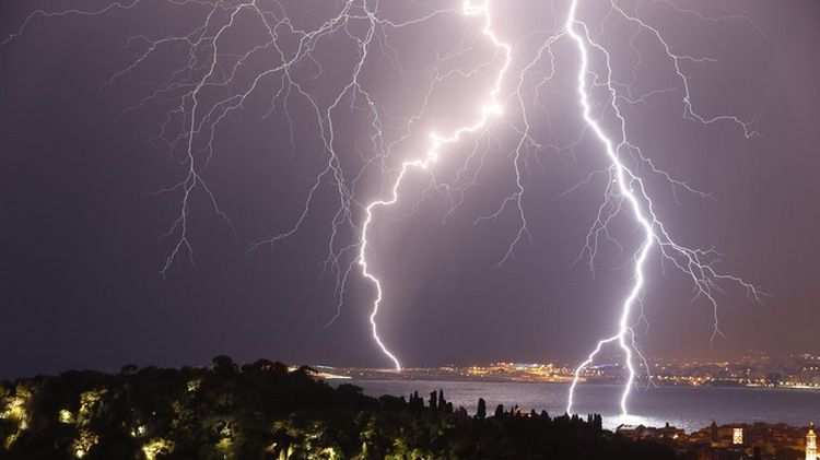 Lightning hits Vietnam couple indoors, kills husband