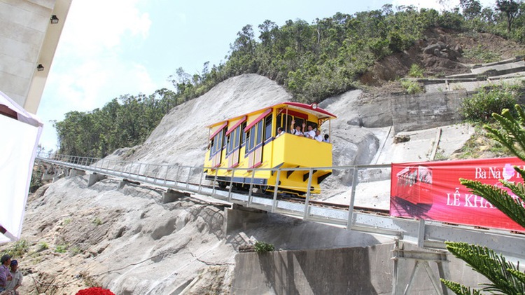 Vietnam’s first cliff railway inaugurated in central tourism hub