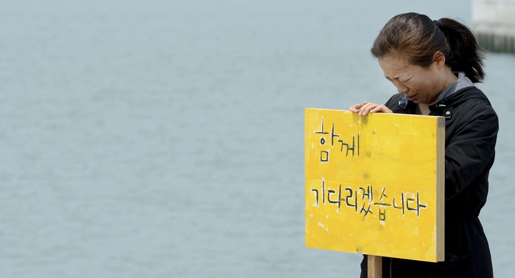 Recovery of bodies from Korean ferry suspended