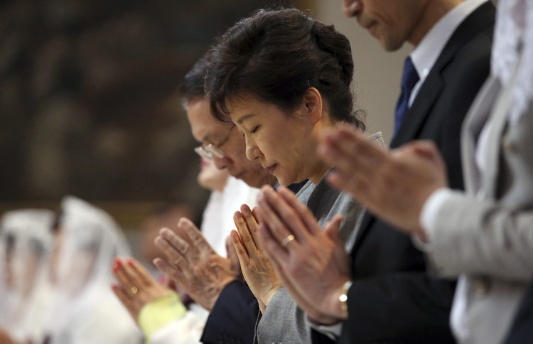 S. Korea president takes responsibility for ferry disaster