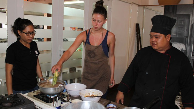Foreigners learn to cook delights of Vietnamese cuisine