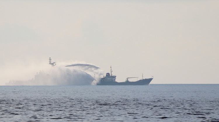 Vietnamese vessels approaching Chinese oil rig at new location