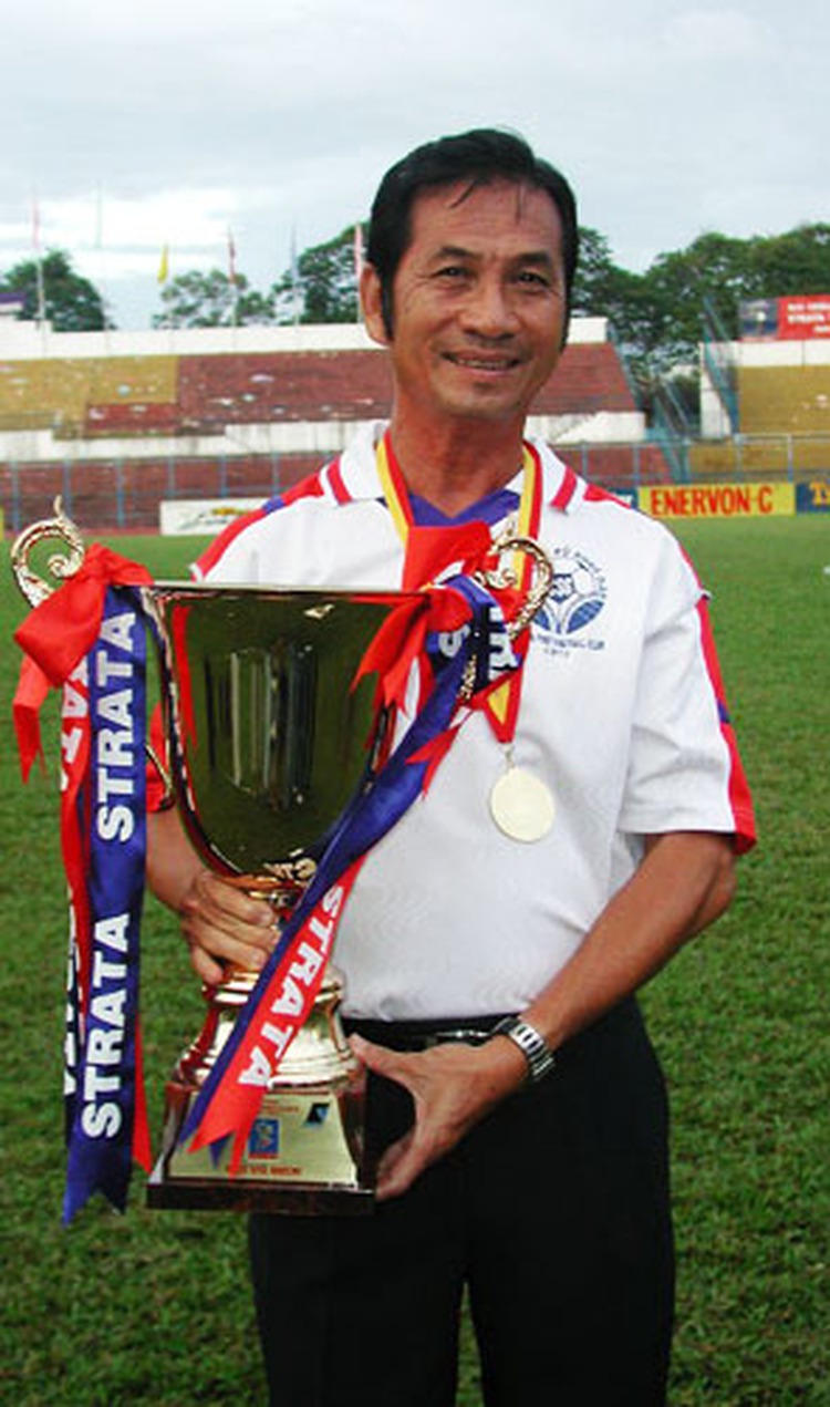 Iconic figure of Vietnam football dies, aged 72