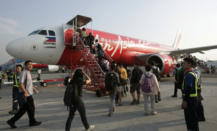 AirAsia sparks fare war with first India flight